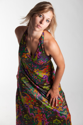 Junge Frau in einem bunten Kleid