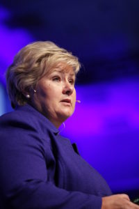 Erna Solberg Norwegen - Kommunesektorens organisasjon Erna Solberg - Statsminister Erna Solberg på talerstolen. - Foto: Hege K. Fosser Pedersen - CC BY 2.0